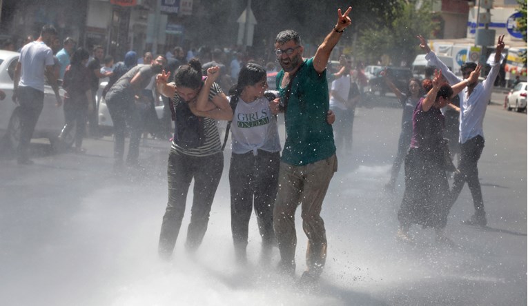 VIDEO Turska policija tukla prosvjednike, gađala ih suzavcem i vodenim topovima